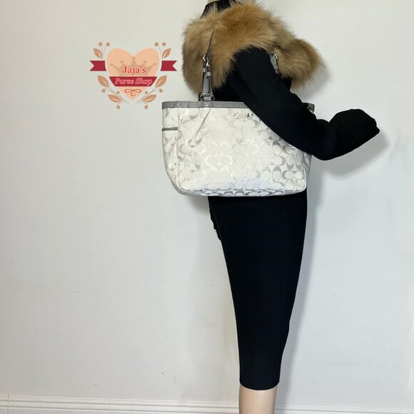 🤍Coach Signature Canvas Metallic-C’s Purse🤍 - Picture 11 of 16